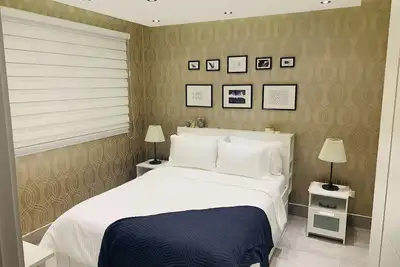 Image de Appartement luxueux et confortable dans la tour avec piscine