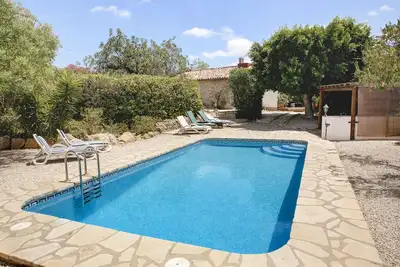 Image de Fabuleux 3 chambres, 2 salles de bain Villa de campagne avec piscine privée. 8 km de la plage.