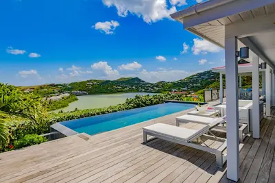 Image de Courte distance de marche de la plage, de la piscine à débordement, du système de divertissement, des salons et des zones de bronzage