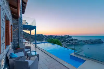 Image de Villa en pierre avec piscine privée. 8 minutes à pied de la plage