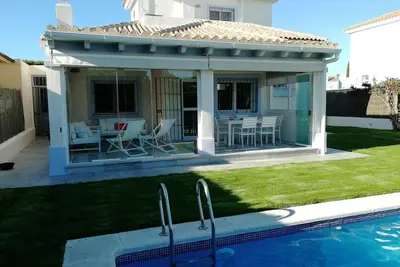 Image de Vistahermosa c piscine à côté de P Sherry et de la plage