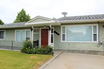 Image de Maison familiale propre à Osoyoos! ! !