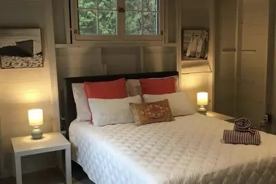 Image de Kintail Beach Cottage, années 1920 - Magnifique lac et coucher de soleil