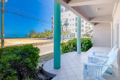 Image de Condo vue sur la mer avec piscine et restaurant partagés, entre la plage et le lagon!