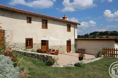Image de Grange rénovée avec jardin clos, animaux acceptés, proche des Monts du Lyonnais