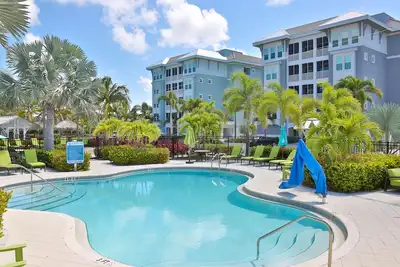 Image de Penthouse! À seulement 2 minutes de l'île Anna Maria, piscine chauffée, aire de jeux, ascenseur