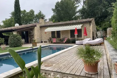 Image de maison en pierre du luberon, piscine pied du village