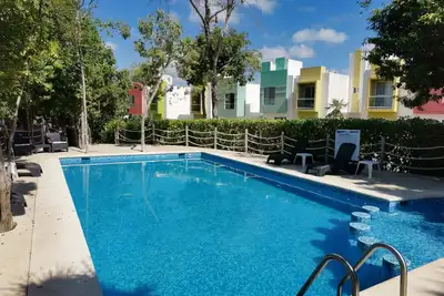 Image de Maison dans condo à 10 min de la plage, piscine, air conditionné, wifi, Netflix,