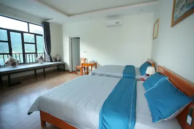 Image de Chambre familiale avec vue sur la rivière et la montagne, 2 lits Queen Size_Funny Monkeys Homestay