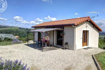 Image de Gîte confortable à Genilac avec terrasse et jardin, idéal pour 2 personnes