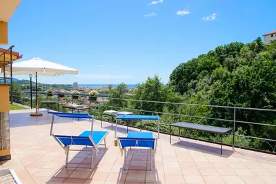 Image de Maison avec vue sur la mer, terrasse, jardin, parking. Cin: It010015c2jq7z6ukj
