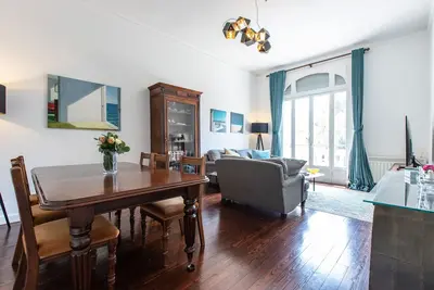 Image de Nouveau! Appartement spacieux et lumineux de 4 chambres situé à quelques minutes de plages et du palais.