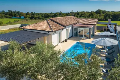 Villa Miracle, Nouvelle première location