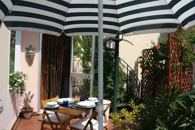 Image de Sweet Blue, un petit paradis de mer bleue dans une oasis de verdure