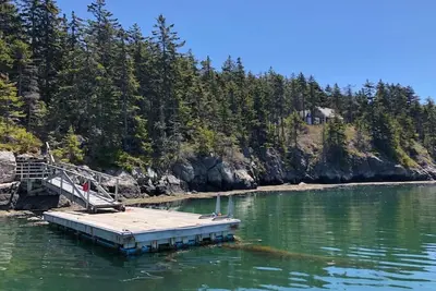Image de Au-dessus de tout, avec des vues spectaculaires sur le nid Penobscot Bay-Osprey