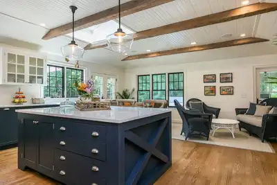 Image de Marcher partout! Nouvelle Liste: Superbe 5 Br, 3. 5 Ba maison w / plage privée.