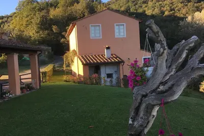 Image de Grange restaurée avec amour avec four à pizza, jardin familial et résistant aux animaux de compagnie