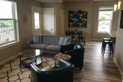 Image de 2 chambres + 1 appartement de bain avec une vue imprenable!
