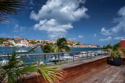 Image de Courte distance de marche de la ville et de Shell Beach, vue sur le port, jacuzzi sur la terrasse, Wifi gratuit