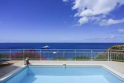 Image de Villa de style caribéen, grande piscine avec chaises longues et terrasse couverte, bar à petit-déjeuner, Wifi gratuit