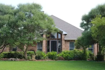 Image de Ranch House isolée avec étang privé 4 Acre