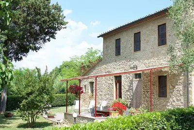 Image de endroit panoramique calme avec piscine, 3 chambres doubles, 3 salles de bain, cuisine, terrasse, jardin privé