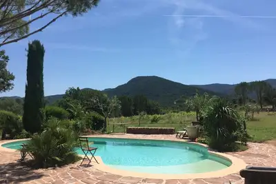 Image de Deux petites maisons romantiques en pleine nature