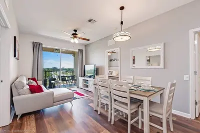 Image de Sparkling, Modern and Private Condo. Cdc Cleaning. Top Floor, Lake View #4126