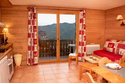Rez-de-chaussée, vue montagne, balcon, parking, télévision, casier à ski, 45m², Pra Loup
