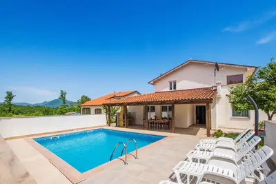 Image de Villa entièrement clôturée avec piscine privée