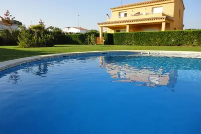 Image de Maison à L'Escala avec piscine à 5 minutes de la plage, jardin et barbecue
