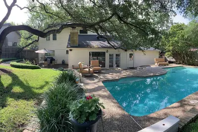 Image de 4/3 Lux Home w / pool 3mils toDwntwn, walk to Acl, 6 miles Ut Stadium * Emplacement *