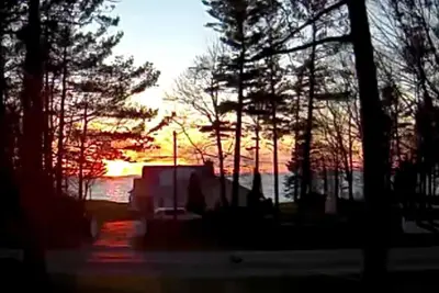 Image de Vue sur l'eau du lac Michigan et couleurs d'automne M-22!