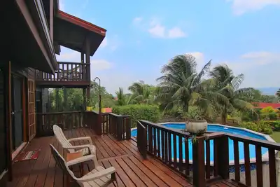 Image de Belle maison avec vue sur la montagne et piscine