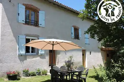 Image de Charmant Gîte avec Jardin Privatif, Proche Montbrison, Équipé Moderne et Confort Total