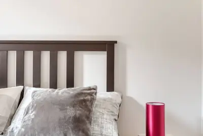 Image de Appartement moderne de 2 chambres dans le centre-ville. Parking gratuit.