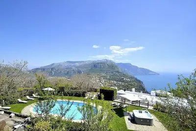 Image de Villa Berenice Grande: charmante villa de trois étages avec vue sur la mer et les côtes de Sorrente et d'Amalfi.