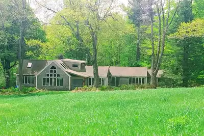 Image de Grand chalet de gourmand tentaculaire et isolé au pied du mont Monadnock