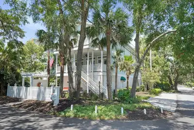 Image de Nouvelle location de vacances! Tarifs d'été spéciaux! À quelques pas de l'océan et du Pier Village - 8 personnes