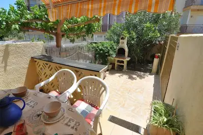 Image de Charmante maison de ville à louer à Roses, Costa Brava! Idéal pour 5 personnes, à 1000m de la plage. Avec jardin, terrasse et commodités.