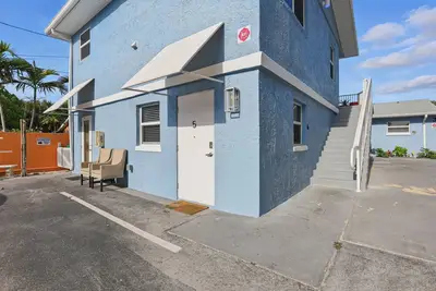 Image de Cute 1 br/1 bath unit ocean front only strides away from famous Cocoa Beach.