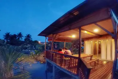 Tropika de Tung - avec une cabane en bois au bord d'un lac