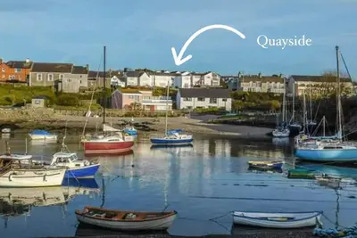 Image de 4 * \"Quayside\" Appartement au coeur de la magnifique baie de Cemaes. Chien amical