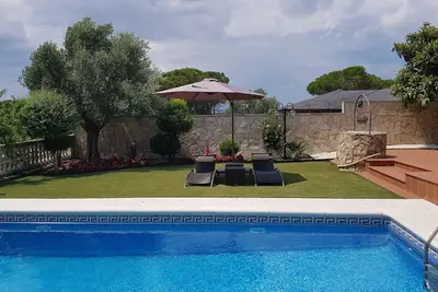 Image de Villa avec jardin et piscine privée près de la plage