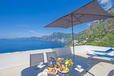 Image de Shazzy Praiano avec vue sur Capri et Positano