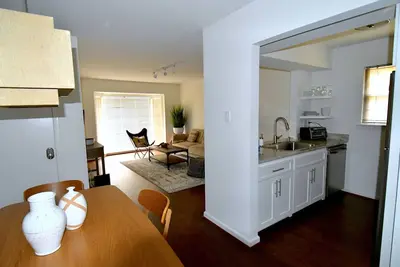 Image de Rez-de-chaussée Deux (1br / Ba) appartements, 6 couchages, parking