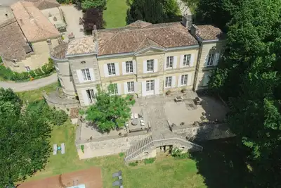 Image de Joli château du XVIIIème au sein du vignoble Bordelais. \nGite rural