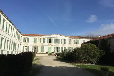 Image de appartement 2 pièces dans résidence standing avec piscine