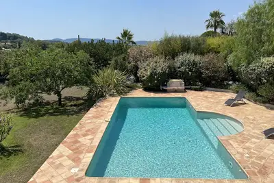Image de Nouveau, la propriété de bon goût avec une grande, fine Jardin à Exclusive Mougins.