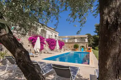 Image de Appartement exclusif dans villa avec piscine et court de tennis.